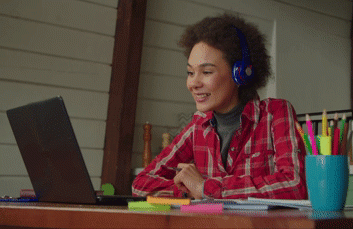 Woman participating in a learning community online.